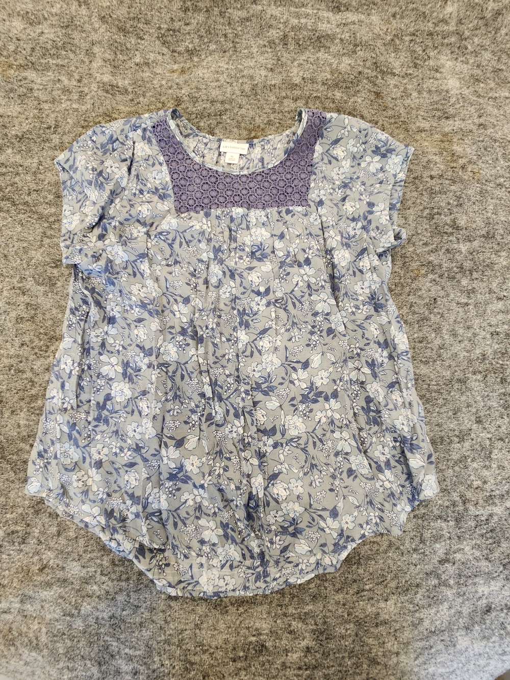 Liz Claiborne Blue Floral Crochet Yoke Short Sleeve Top XL.
Blue/purple floral